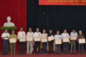 Lãnh đạo UBND huyện Đà Bắc tặng giấy khen cho các cá nhân có thành tích xuất sắc trong phong trào thi đua tuổi cao – gương sáng giai đoạn 2011 – 2015. 

